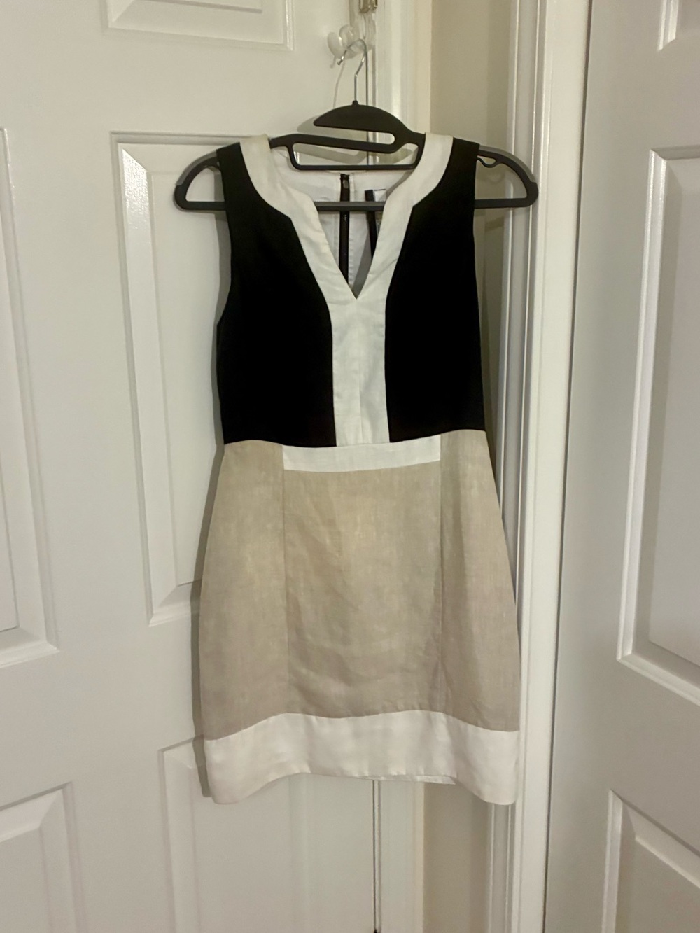 Kensie Black, White & Beige Colorblock V‑Neck Mini Dress